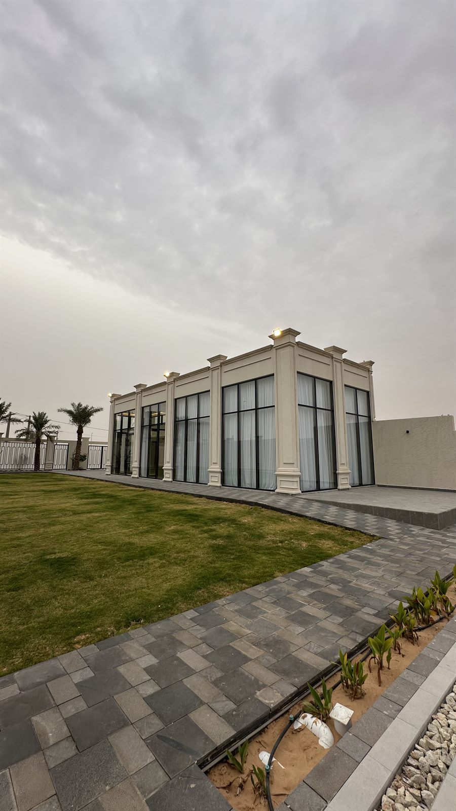 الواجهة من الحديقة