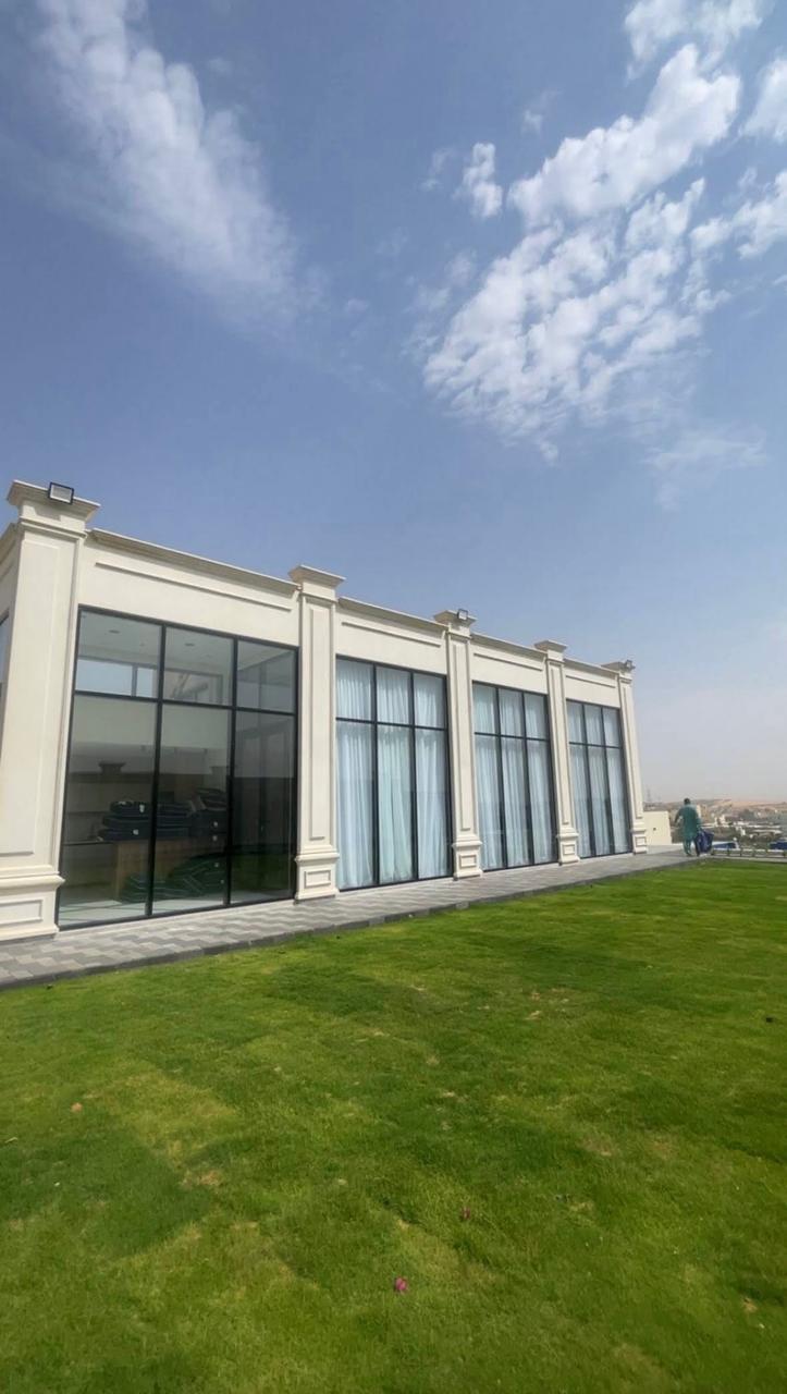 الحديقة والواجهة